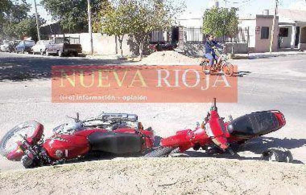 Una mujer con fracturas en un choque entre dos motocicletas