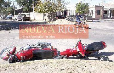 Una mujer con fracturas en un choque entre dos motocicletas