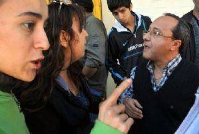 Discusi�n de docentes y padres por el cuidado de los ni�os