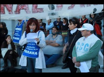 CTA Paran� march� a Casa de Gobierno reclamando reivindicaciones salariales
