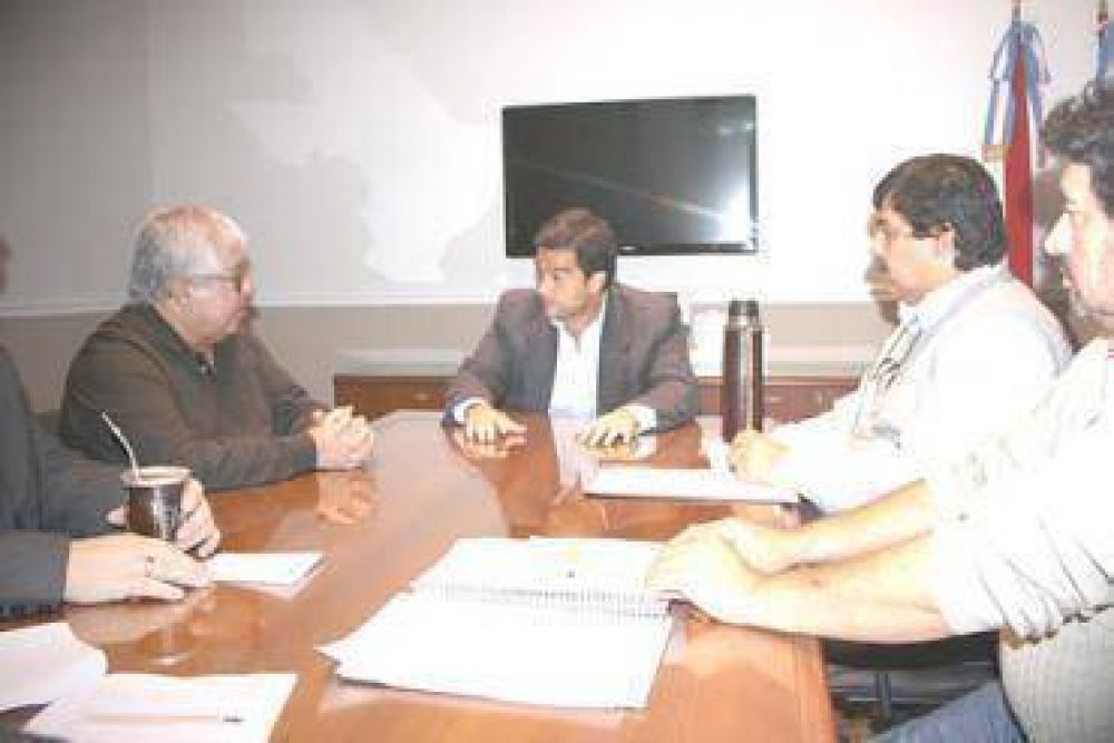 El gobierno avanza en el proyecto de las paritarias para los municipales