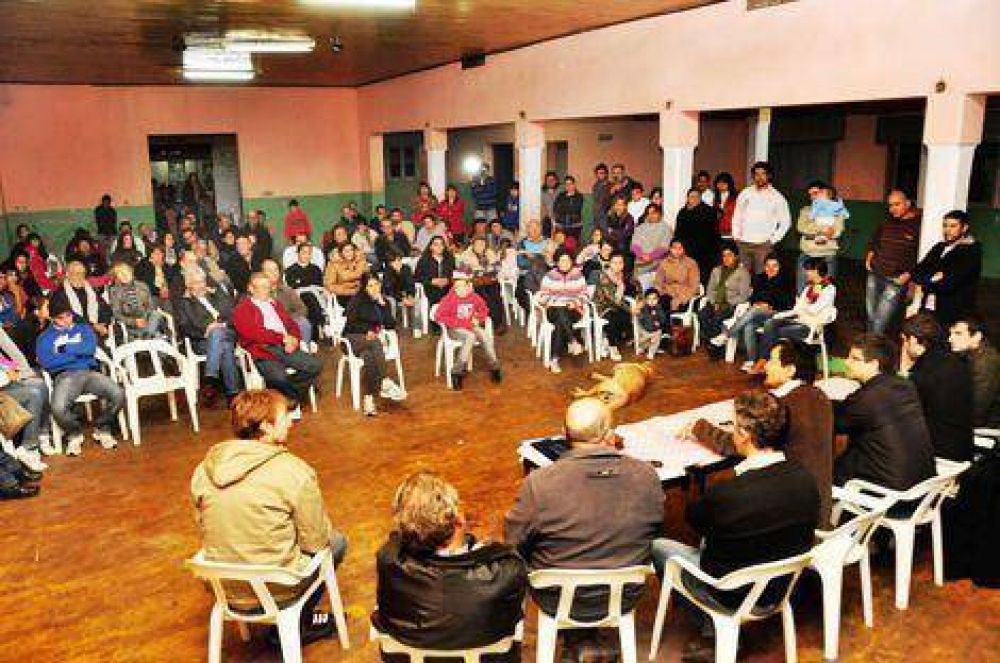 Pittelli y funcionarios del gabinete se reunieron con vecinos de Gorostiaga. 