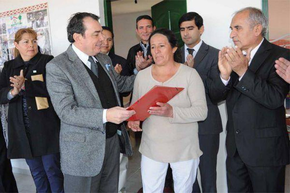 Niccolai entreg� viviendas rurales en el departamento Banda