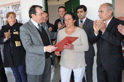 Niccolai entreg� viviendas rurales en el departamento Banda