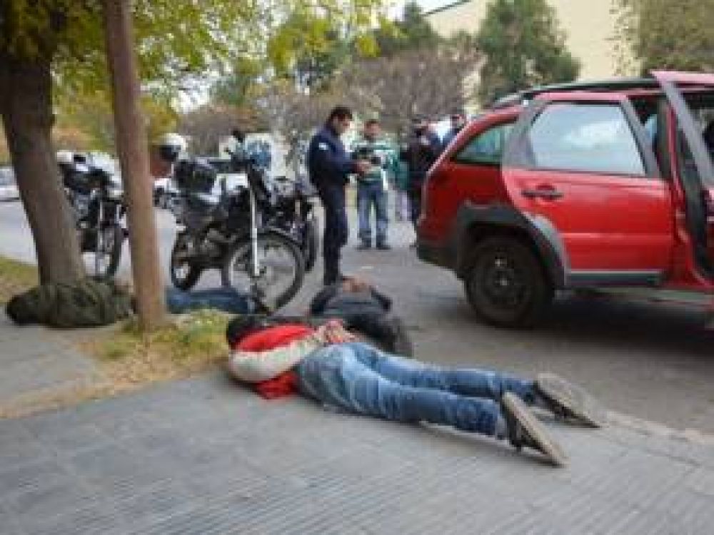 Detuvieron a tres j�venes por robarle el auto a un docente