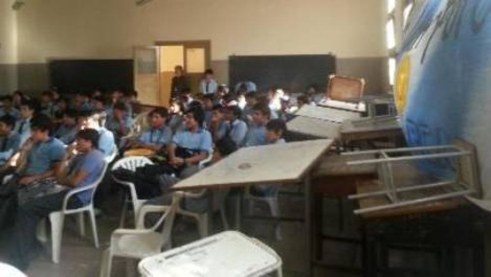 Pol�mica por banderas de La C�mpora en aulas de la ENET