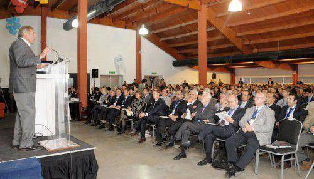 Sapag inaugur�, con �nfasis, el Cluster Shale