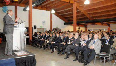 Sapag inaugur�, con �nfasis, el Cluster Shale