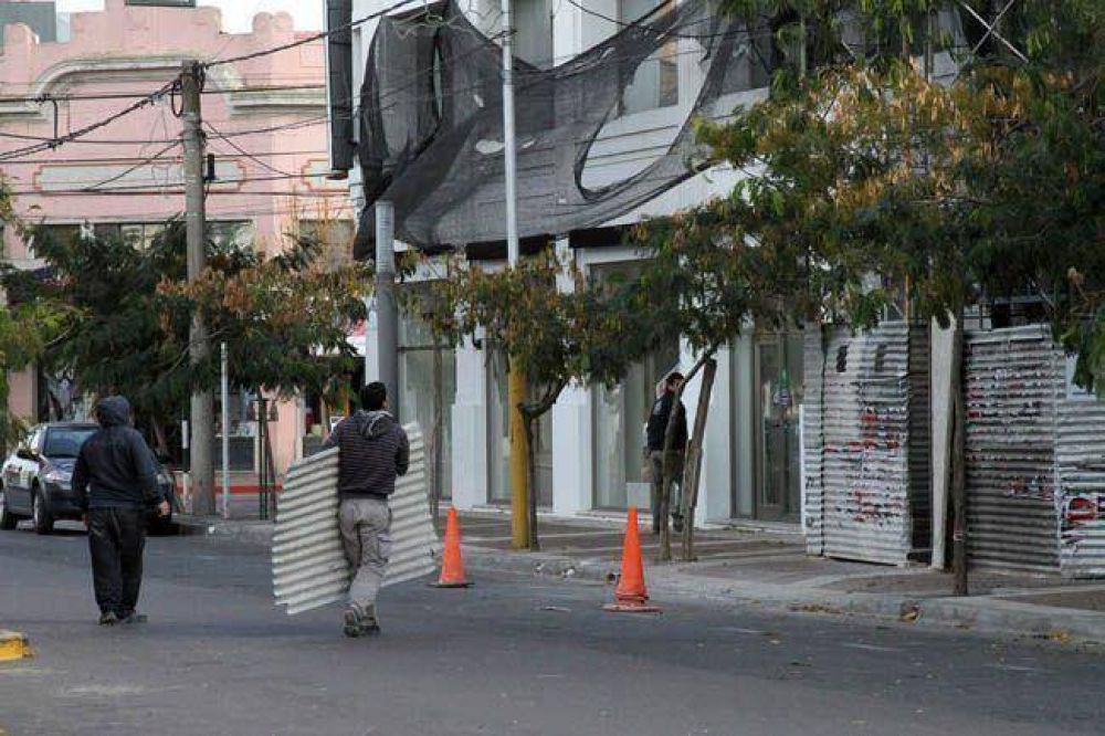 Volaron chapas de una obra c�ntrica en Pico