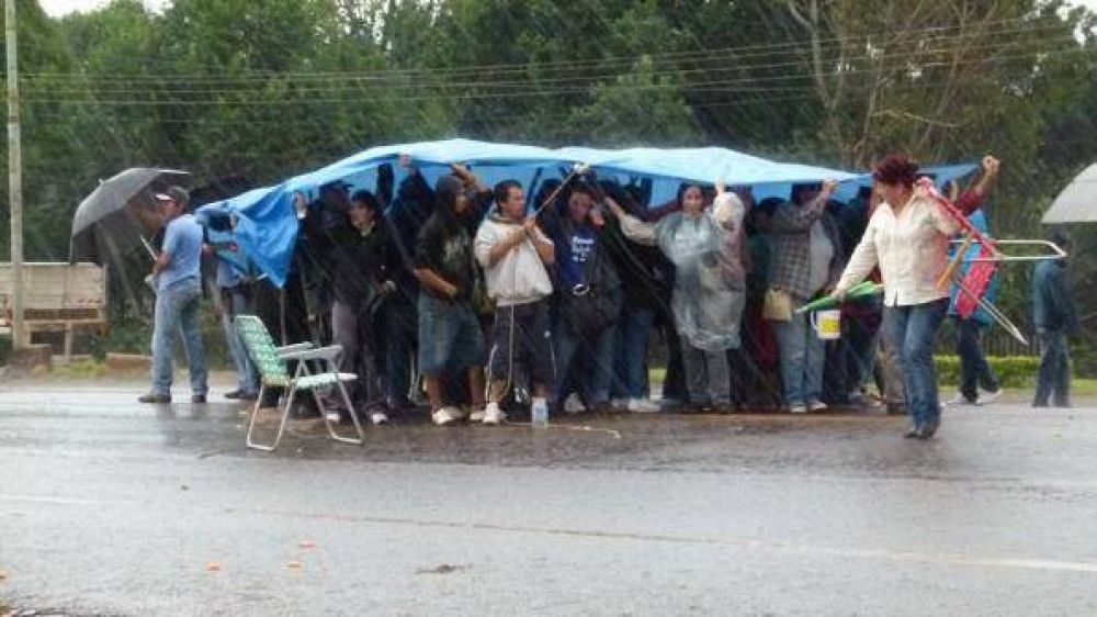 Pese al mal tiempo, contin�a el corte de ruta en Montecarlo