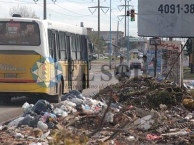 Vuelcan basura sin reparos