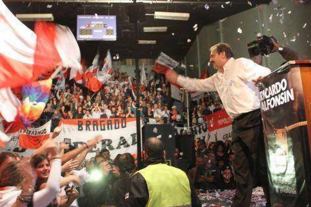 Berisso estuvo presente en el lanzamiento de la candidatura legislativa de Ricardo Alfons�n