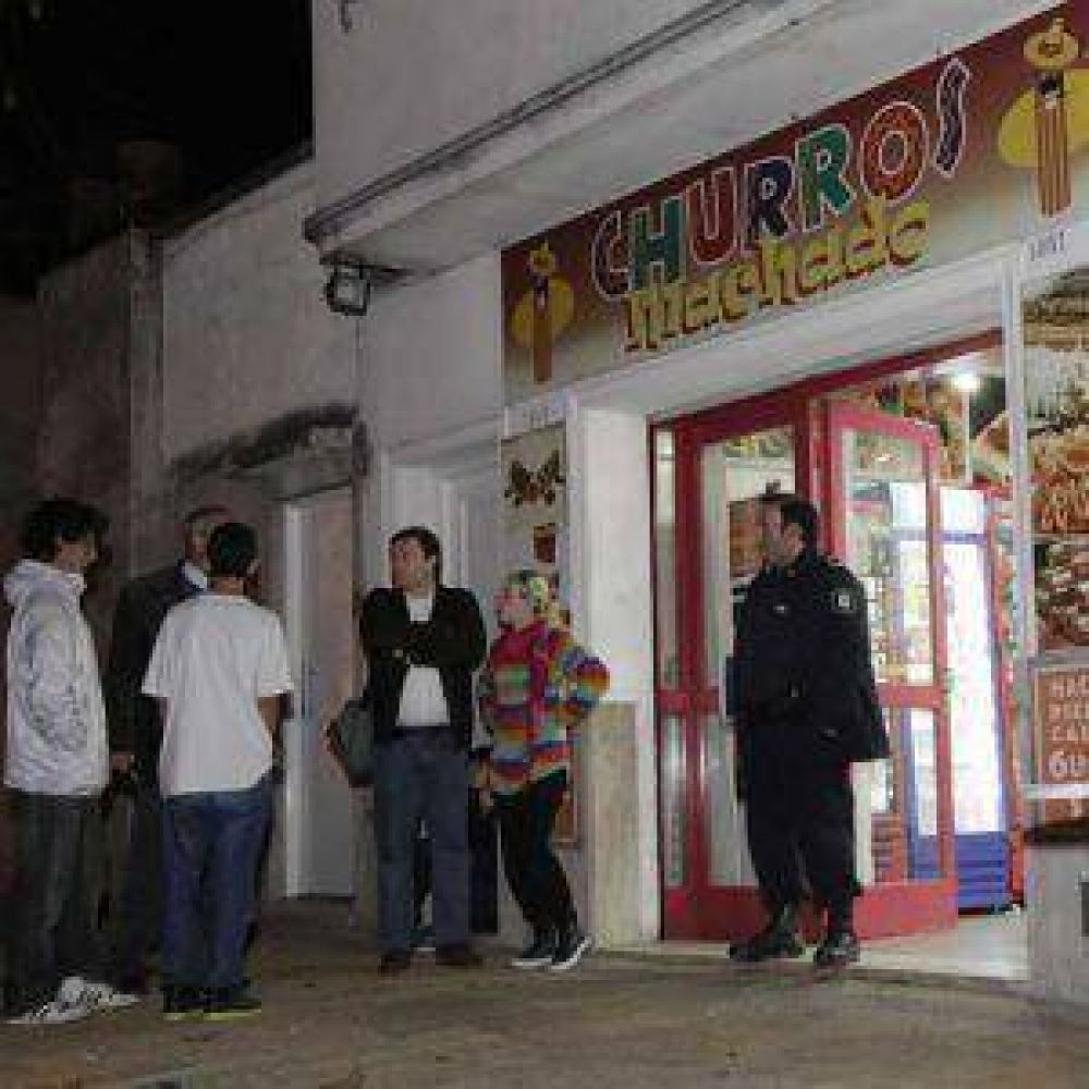 Motochorros balean en el abdomen a comerciante que se resisti� a un robo