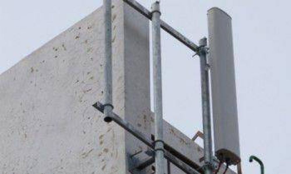 Vecinos denuncian la instalaci�n �a escondidas� de antenas de telefon�a celular