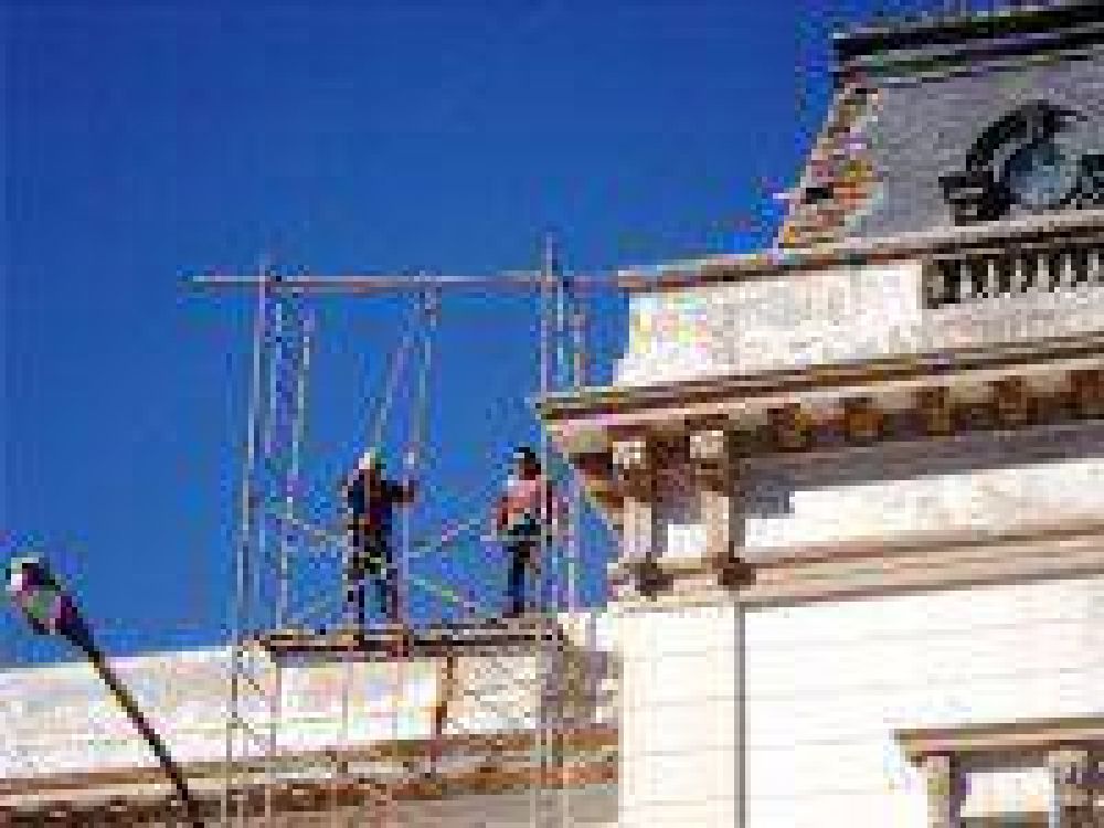 Siguen las tareas de refacci�n del Palacio Municipal pero en su exterior