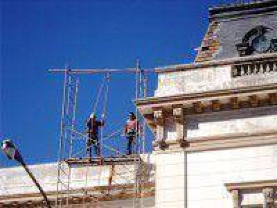 Siguen las tareas de refacci�n del Palacio Municipal pero en su exterior