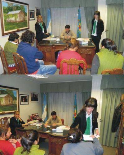 El Intendente Municipal de Roque P�rez, Juan Carlos Gasparini entreg� pensiones y manifest� que �una pensi�n es una conquista social�