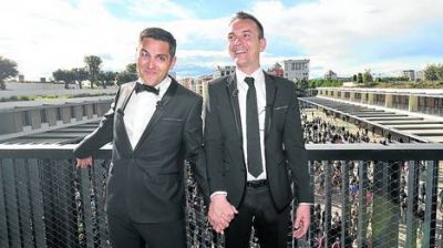 Francia: festejos y repudios en el primer casamiento gay