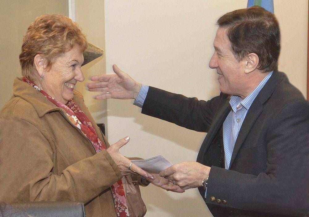 RETRIBUCI�N ESPECIAL POR CESE DE ACTIVIDADES A 31 AGENTES MUNICIPALES