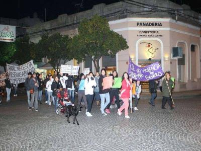 Unas 50 personas marcharon en contra de la violencia de g�nero y por la inseguridad