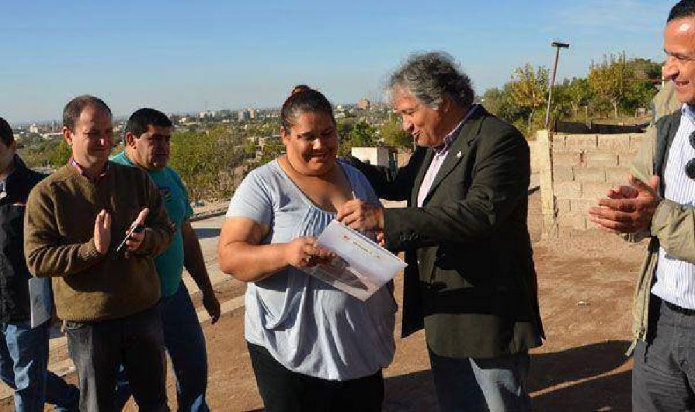Finaliz� la entrega de viviendas en el barrio Yacampis
