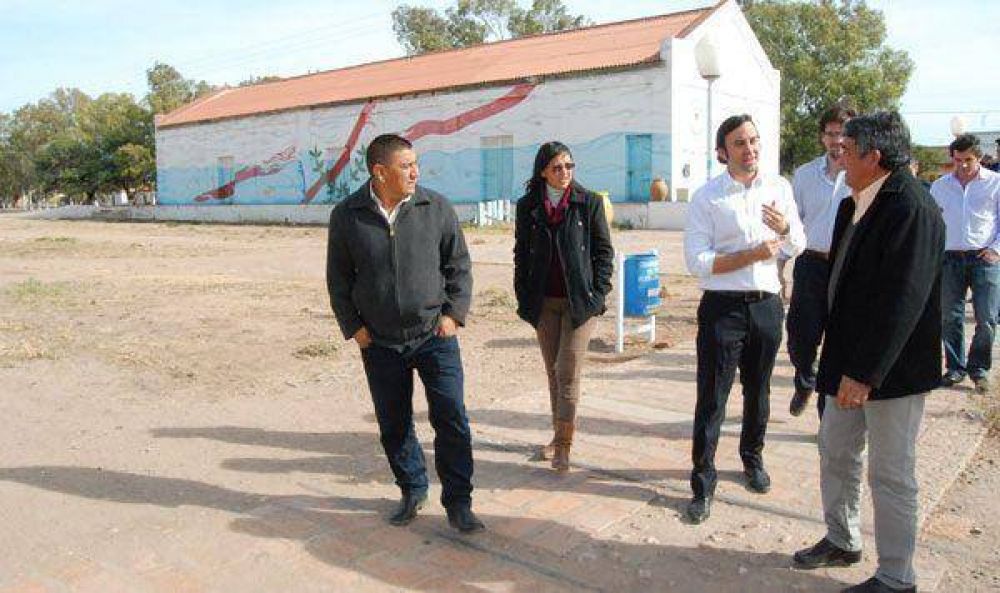 Visitan extensi�n ferroviaria del Belgrano Cargas que ser� reactivada