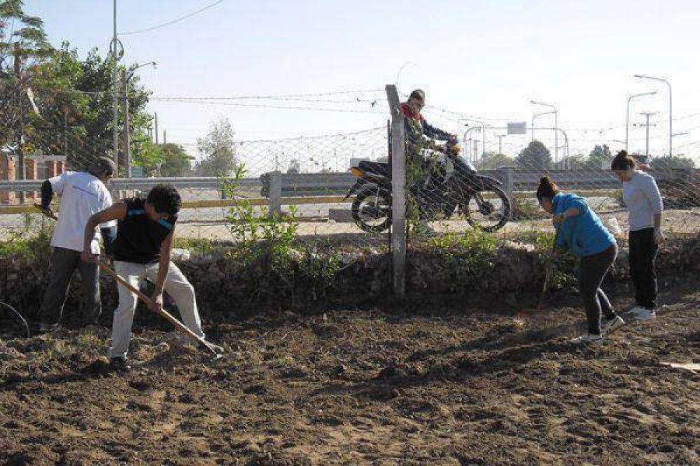 Comenzaron las actividades por el proyecto "Huertas Comunitarias"