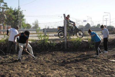 Comenzaron las actividades por el proyecto "Huertas Comunitarias"