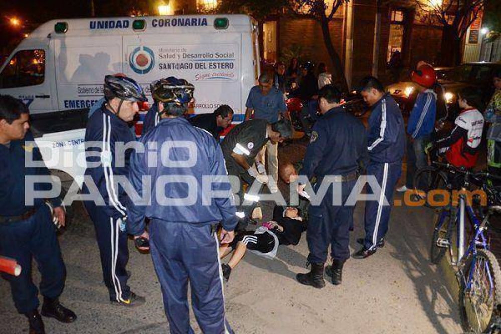 Fue embestida por un motociclista cuando cruzaba la calle