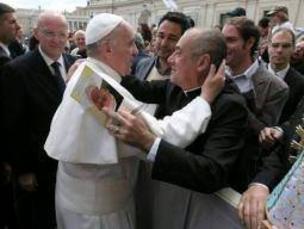 Un intendente del PJ fue a Roma a hacerse bendecir por el Papa