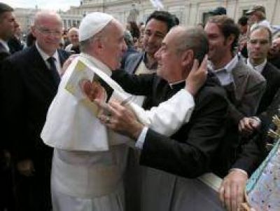 Un intendente del PJ fue a Roma a hacerse bendecir por el Papa