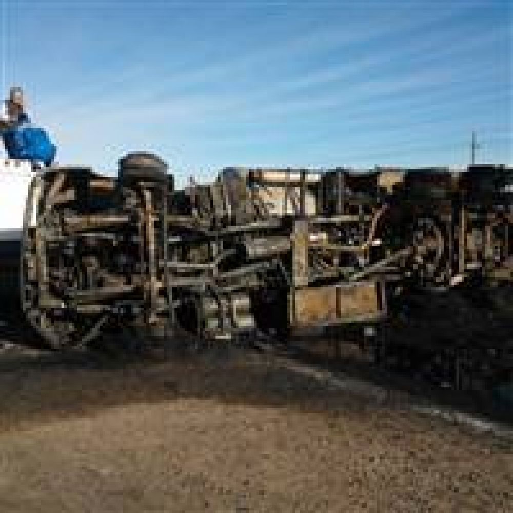 Cami�n con combustible vuelca y se incendia sobre Ruta 65