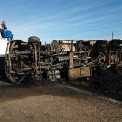 Cami�n con combustible vuelca y se incendia sobre Ruta 65