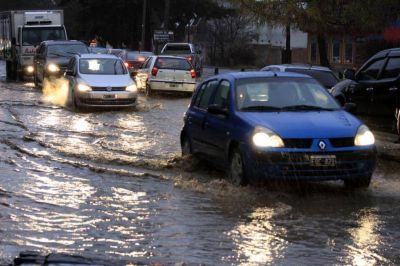 Sin agua potable en el Este y con calles anegadas en todo Bariloche
