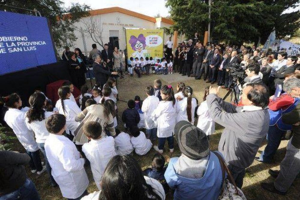Agua, energ�a el�ctrica y computadoras para la localidad