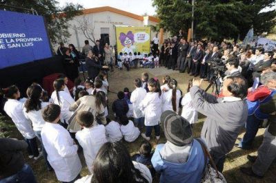 Agua, energ�a el�ctrica y computadoras para la localidad