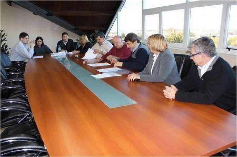 Se firm� el contrato para la ejecuci�n de la obra de energ�a el�ctrica