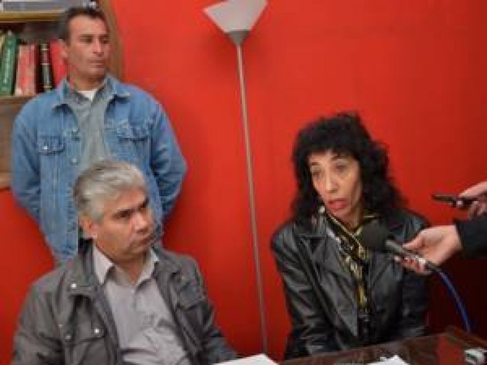 Empleados municipales piden la restituci�n en sus puestos