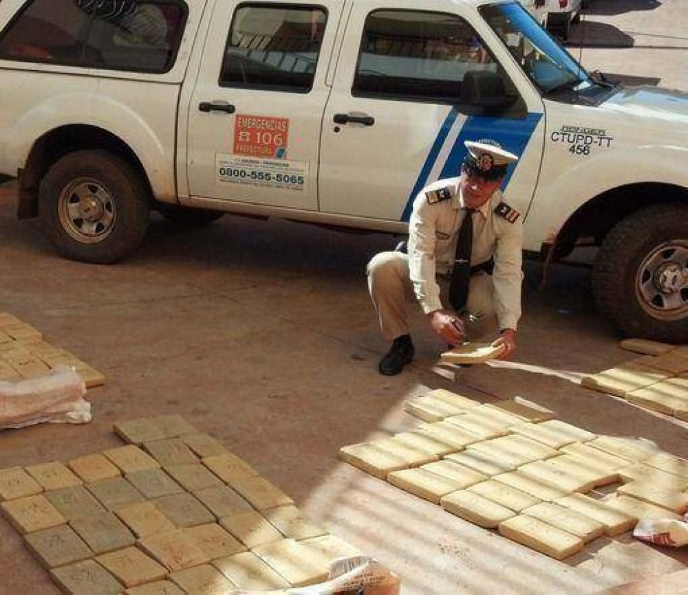 Prefectura secuestr� m�s de 25 kilos de droga y detuvo a dos hombres