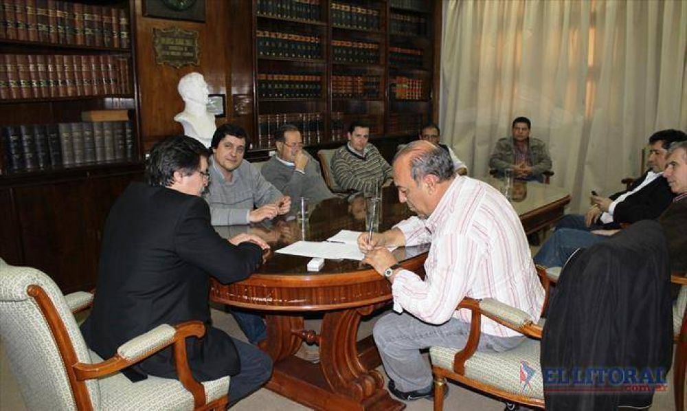 Firmaron un acuerdo salarial con trabajadores de la Dpec y se desactiv� el frente de conflicto