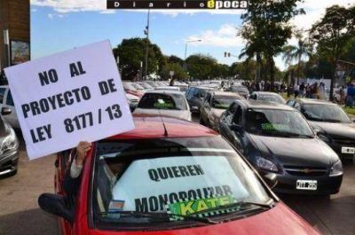 Masiva protesta de remiseros paraliz� el centro y provoc� caos