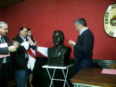 El ex presidente Alfons�n tendr� en Luj�n una plazoleta y un busto perpetuar� su memoria