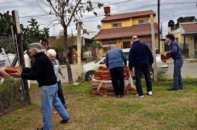 Entregan materiales de construcci�n al Centro de Jubilados 'Sol de Oto�o'