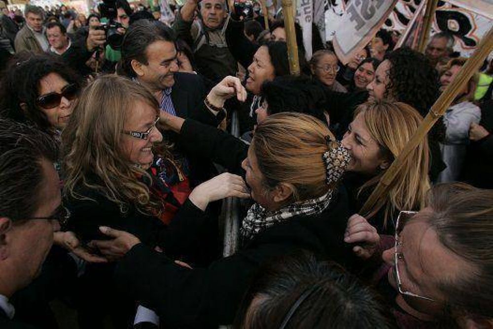 Quilmes: Guti�rrez y Alicia Kirchner encabezaron el acto de entrega de las 18 viviendas en Ezpeleta