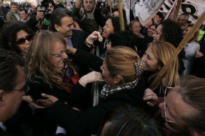 Quilmes: Guti�rrez y Alicia Kirchner encabezaron el acto de entrega de las 18 viviendas en Ezpeleta