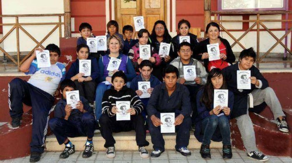 Hacen y venden una revista con una meta: conocer el mar