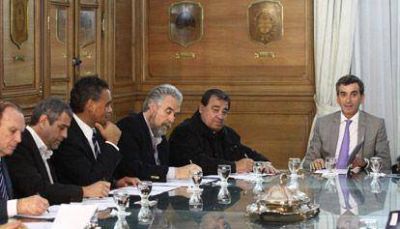 Ferraresi firm� el convenio para la construcci�n del paso bajo v�as en Wilde