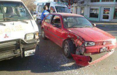 Chocaron una combi escolar y un auto: no hubo heridos de gravedad