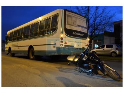 Motociclista sufri� un grave accidente en Zanni y Santos Dom�nguez