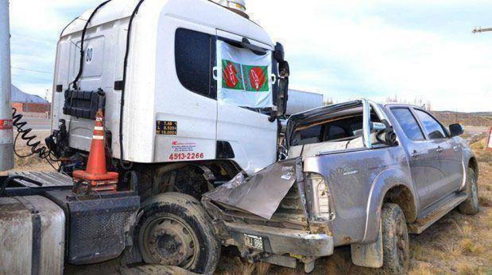 Un cami�n embisti� una camioneta estacionada y la arrastr� 40 metros